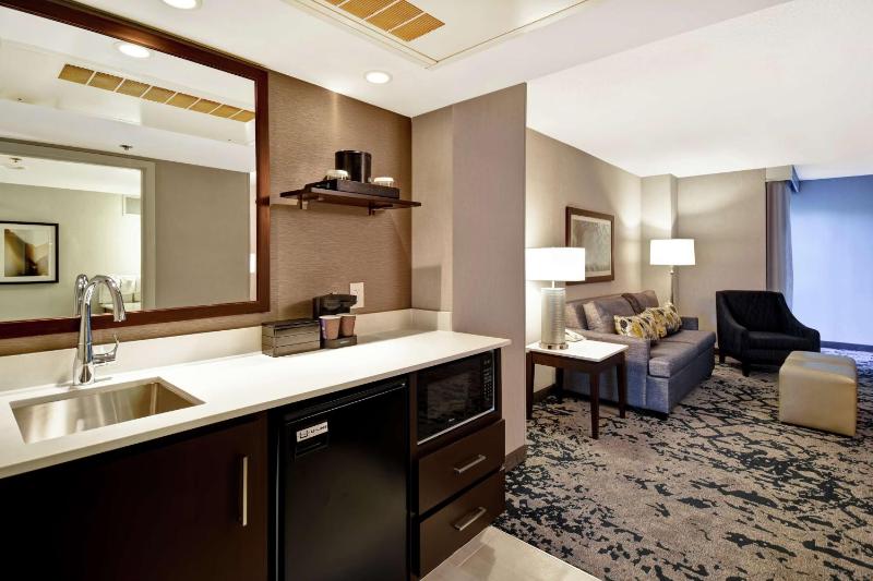 Corner Suite with Two Double Beds - Non-Smoking image 4