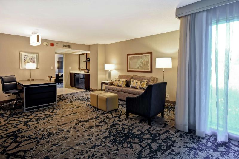 Corner Suite with Two Double Beds - Non-Smoking image 3