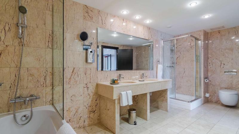 Executive King Suite image 3