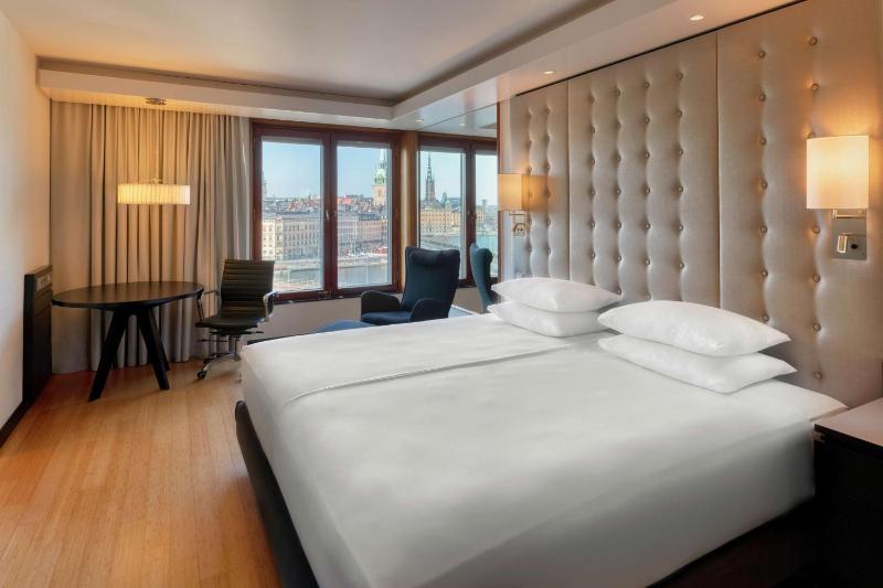 Junior King Suite with View image 3