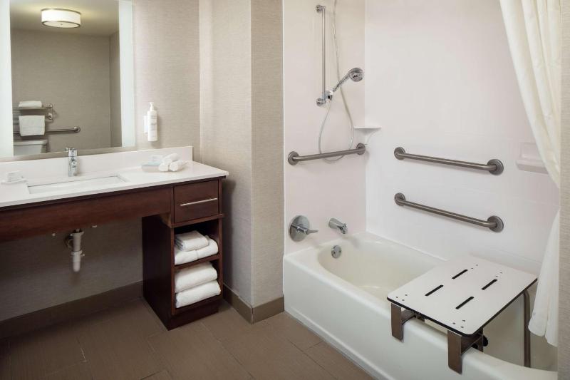 Hearing Accessible King Suite with Bathtub - Non-Smoking image 2