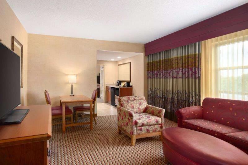 King Corner Suite with City View - Non-Smoking image 2