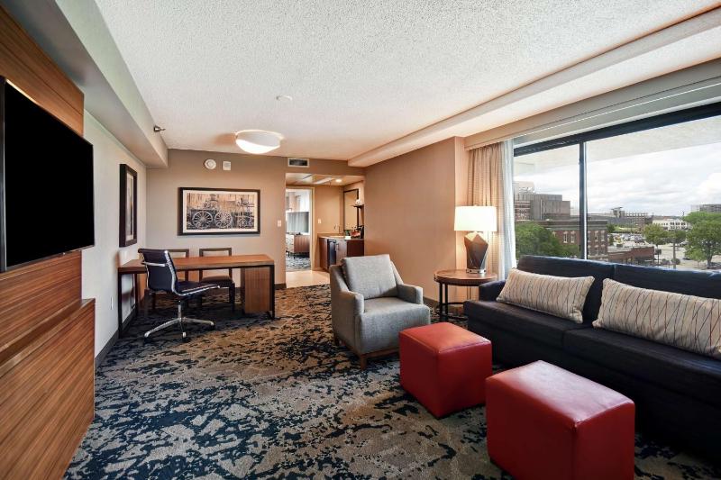 King Corner Suite with City View - Non-Smoking image 3