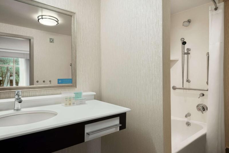 King Room with Accessible Tub - Mobility and Hearing Access/Non-Smoking image 2