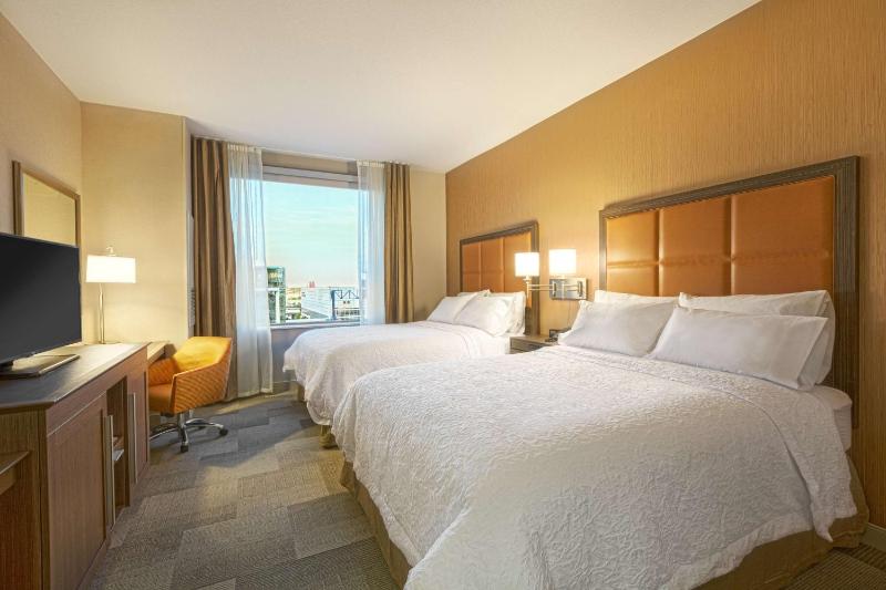 Queen Room with Two Queen Beds - Mobility Access/Non-Smoking image 2