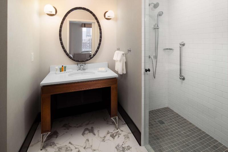King Room with Roll-In Shower - Mobility Access image 3