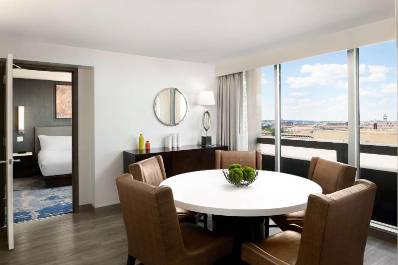 Premium Corner King Suite with City View image 4