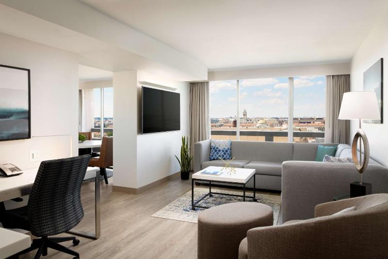 Premium Corner King Suite with City View image 3