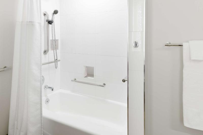 Deluxe King Room - Mobility/Hearing Accessible image 4