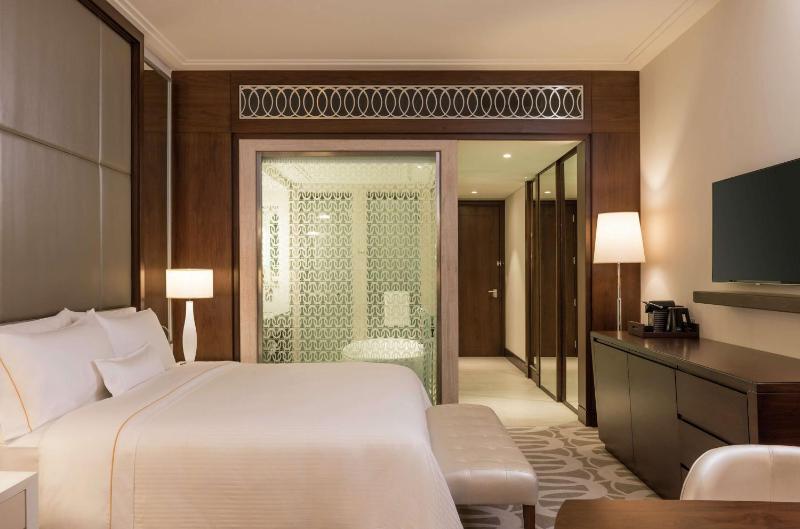 King Guest Room image 4