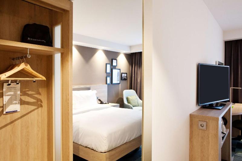 Queen Room with River View image 3