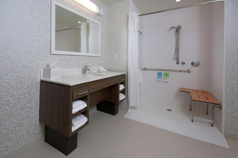 King Suite with Roll-In Shower - Non Smoking image 2