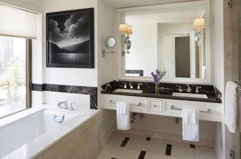 One-Bedroom King Suite with Two Terraces image 2