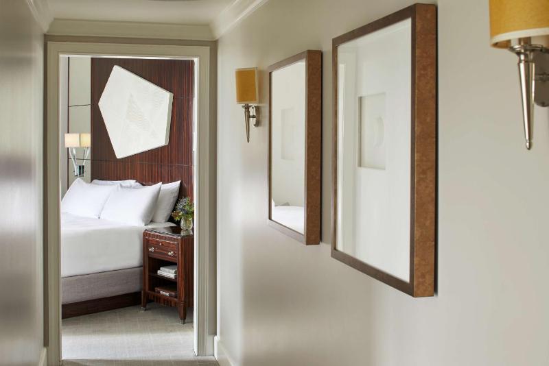 One-Bedroom King Suite with Two Terraces image 3