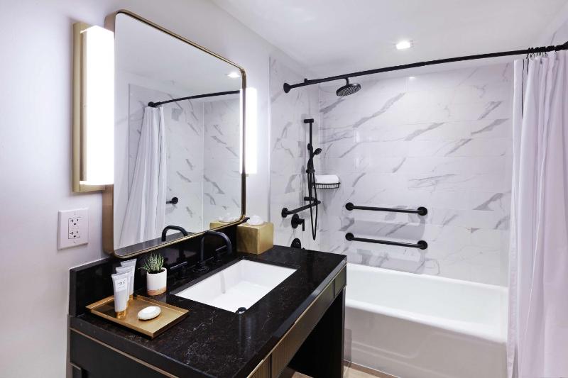 King Room with Tub - Mobility and Hearing Access image 2