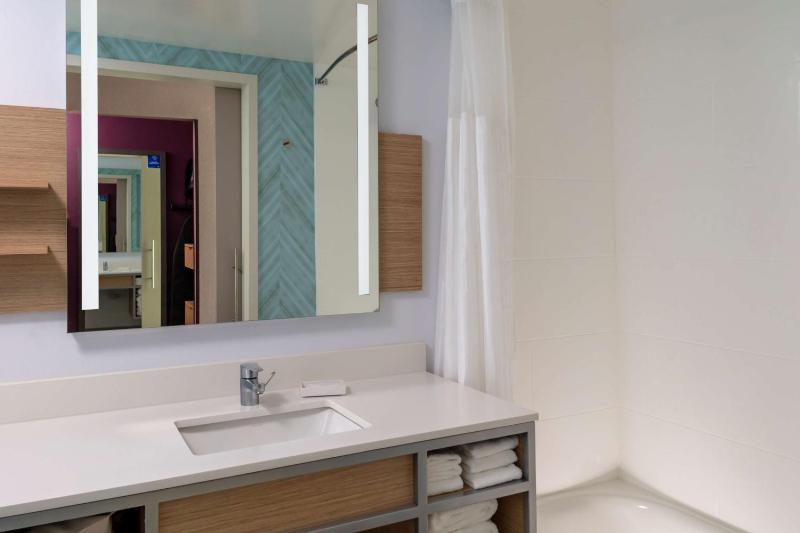 King Room with Roll-In Shower - Mobility Access image 2