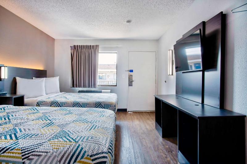 Queen Room with Two Queen Beds - Non-Smoking image 3
