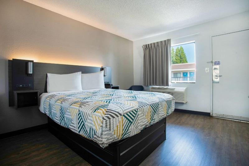 Double Room - Non-Smoking  image 3