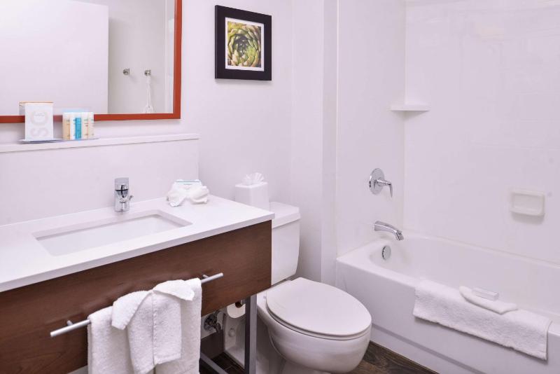 King Room with Tub - Mobility Access/Non-Smoking image 1