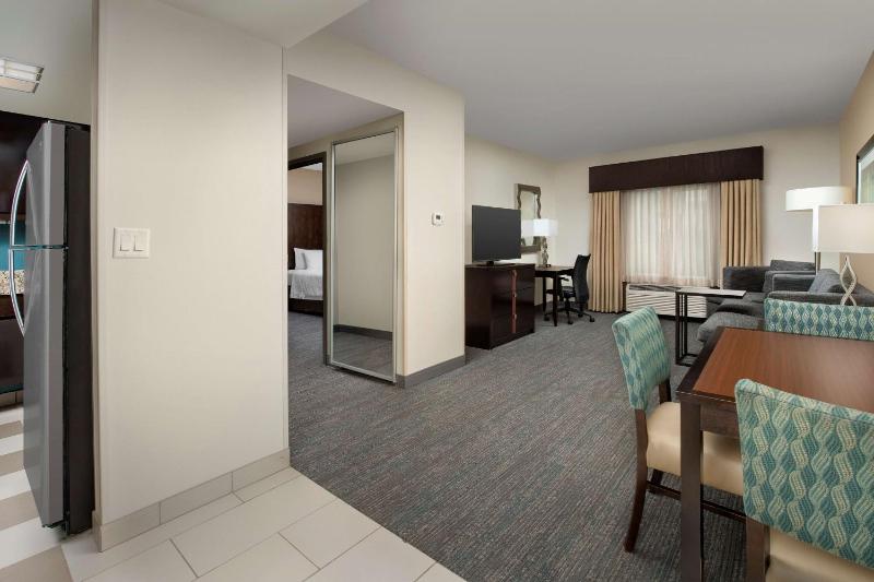 King Suite with Kitchen image 4