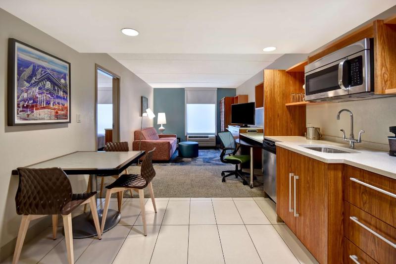 One-Bedroom Queen Suite with Two Queen Beds - Non-Smoking image 4