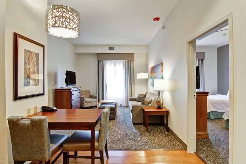 One-Bedroom Queen Suite with Two Queen Beds - Non-Smoking image 3