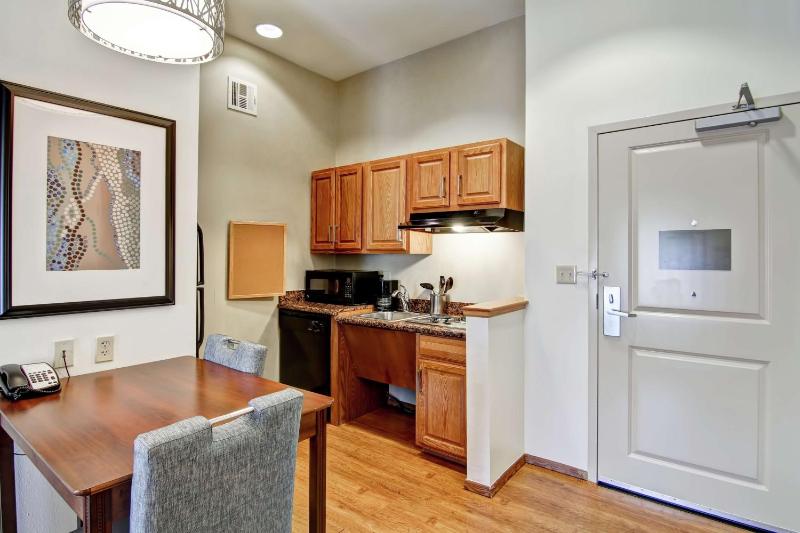 King Suite with Accessible Tub - Mobility and Hearing Access/Non-Smoking image 4