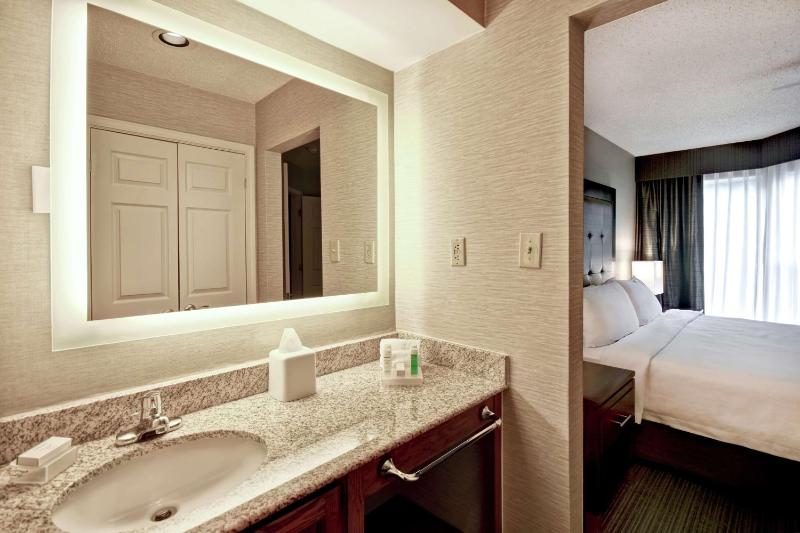 Queen Suite - Mobility Access/Non-Smoking image 4