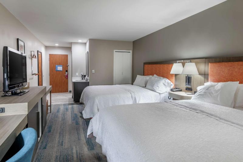 Queen Room with Two Queen Beds - Non-Smoking image 3