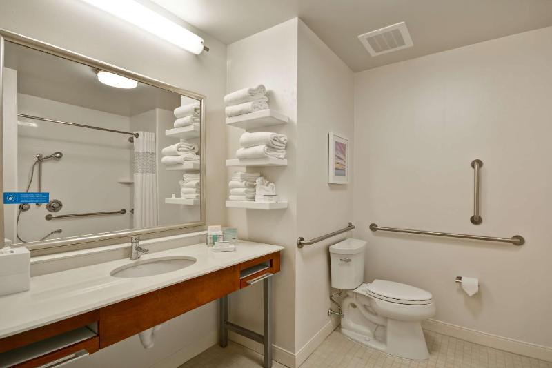 King Room with Roll-In Shower - Mobility Access/Non-Smoking image 3