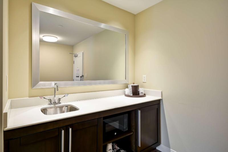 Queen Studio Suite with Two Queen Beds - Non-Smoking image 3