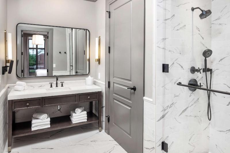 One-Bedroom King Suite Plus image 2