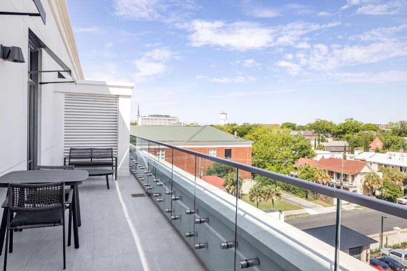 One-Bedroom Deluxe King Suite with Balcony image 4