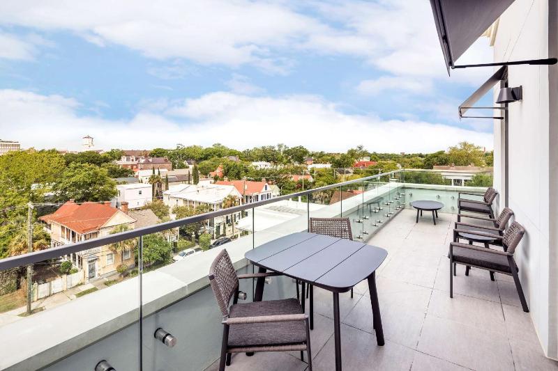 One-Bedroom King Suite with Balcony image 4