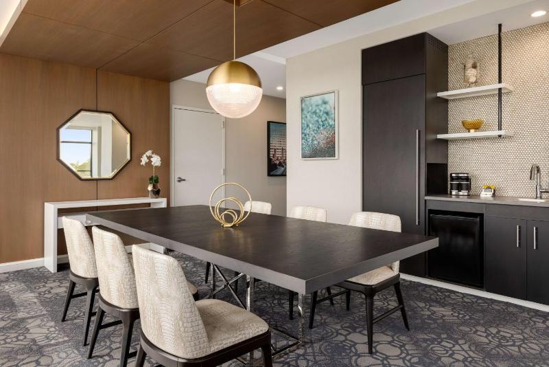 One-Bedroom King Suite image 4