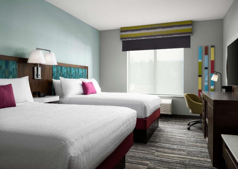 Queen Room with Two Queen Beds image 3