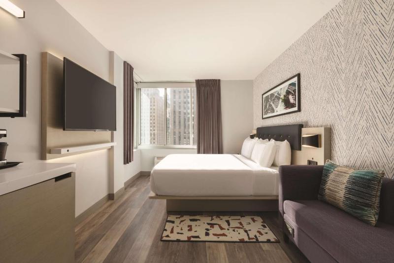 King Studio Suite image 4