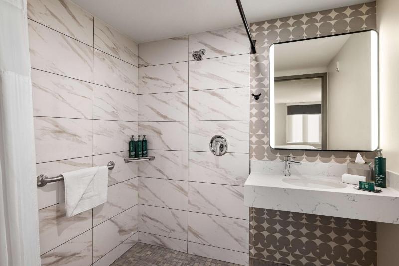 King Room with Roll-In Shower - Mobility/Hearing Accessible image 2