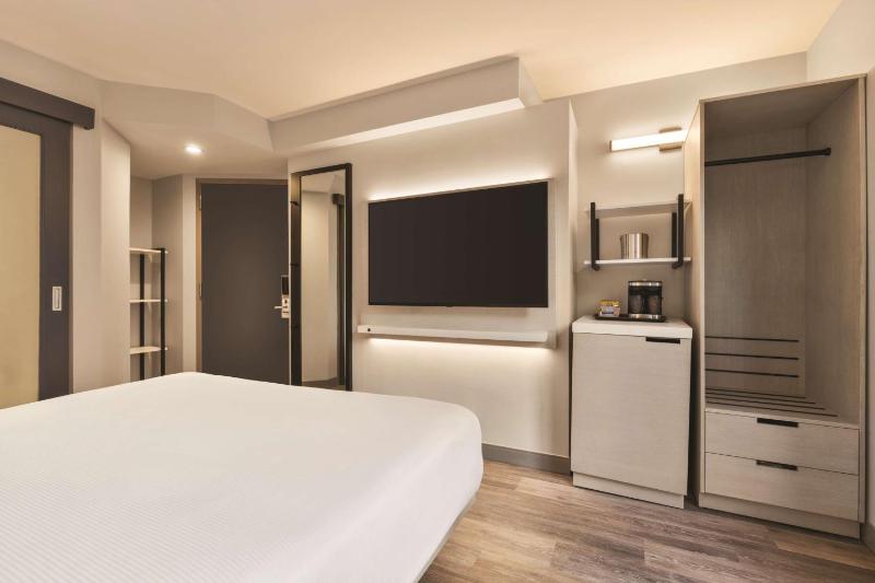 King Room image 3