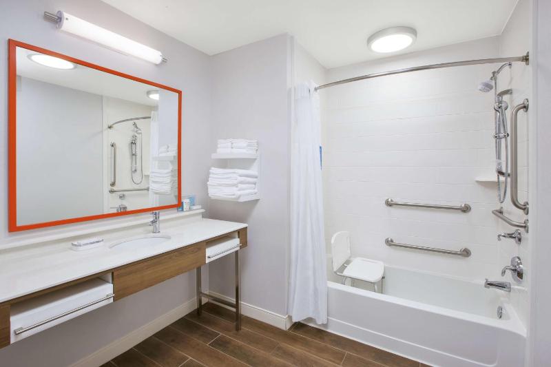 Queen Room with Two Queen Beds - Hearing Access/Non-Smoking image 2