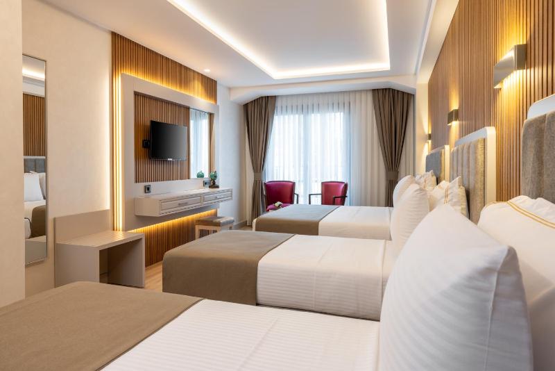 Superior Quadruple Room image 3
