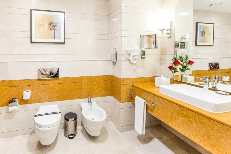 Club King Room - Inclusive of Breakfast, One Way Dubai Airport Drop Off & Club Lounge Access image 3