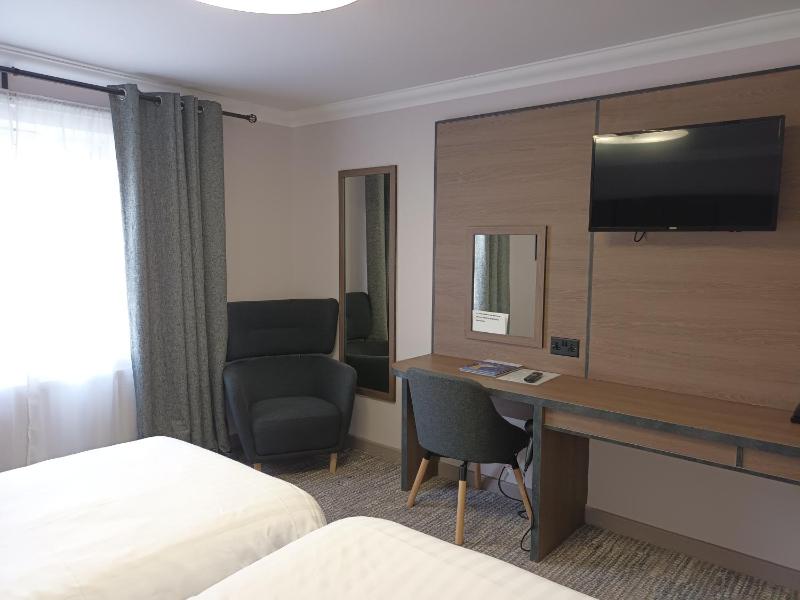Standard Twin Room image 4