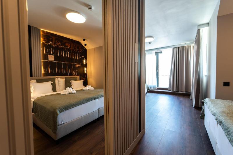 Deluxe Quadruple Room image 1