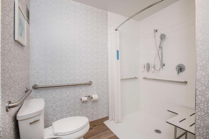 King Room with Roll-In Shower - Mobility and Hearing Access/Non-Smoking image 2