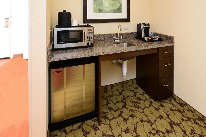 One-Bedroom King Suite - Hearing Access image 4