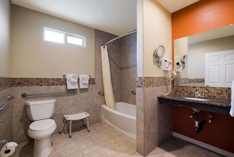 Queen Room - Disability Access/Non-Smoking image 2