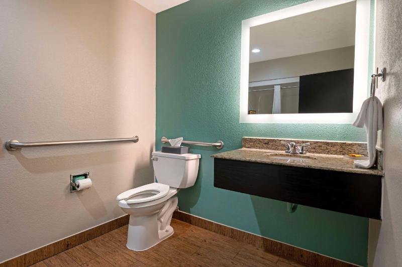 Queen Room with Two Queen Beds and Roll-In Shower - Disability Access image 2