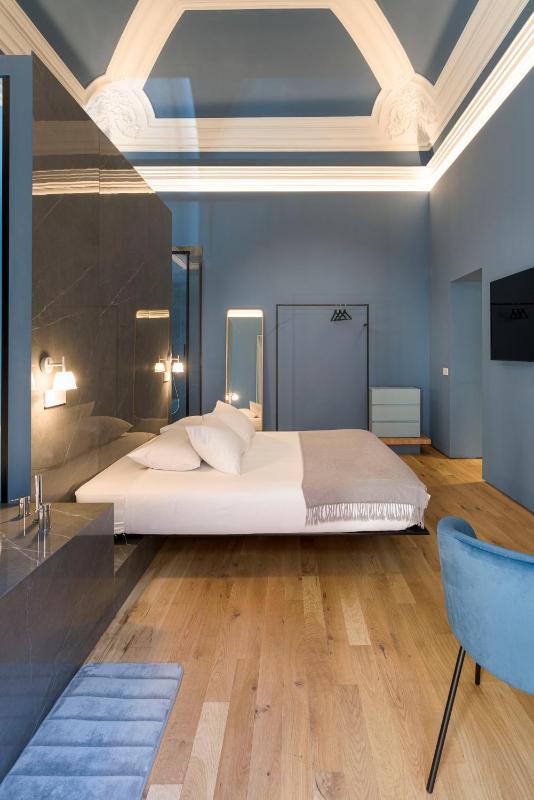 Deluxe King Room image 2