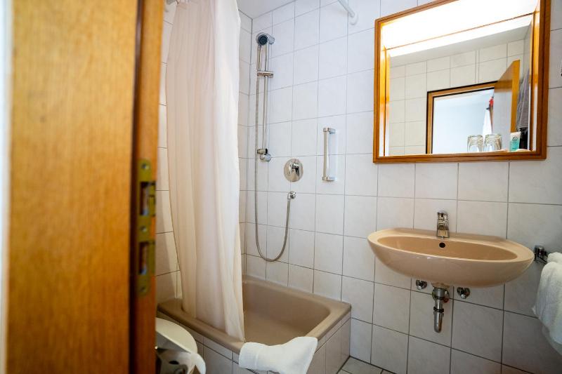 Double Room image 3